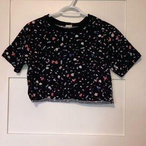 Cropped shirt with geometric shapes